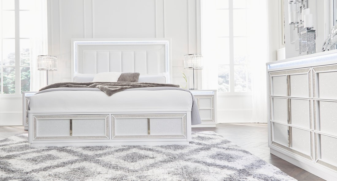 HH11-115 (5 Piece) White Lacquer Bedroom Set with LED Lighting & Rhinestone Details – Modern Glam Style