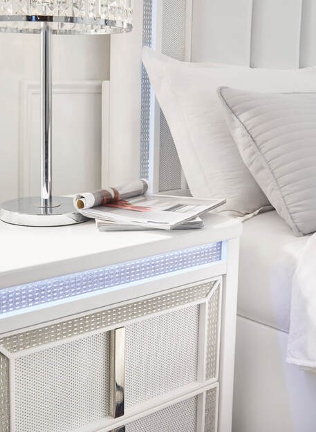 HH11-115 (5 Piece) White Lacquer Bedroom Set with LED Lighting & Rhinestone Details – Modern Glam Style